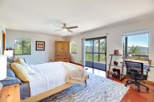 KelseyvilleIdyllic Kelseyville Home with 2 Decks and Views!的卧室配有一张床、一张书桌和窗户。