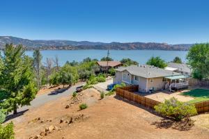 KelseyvilleIdyllic Kelseyville Home with 2 Decks and Views!的享有房子的空中景色,后面是湖泊