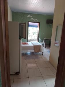 帕拉蒂Canto do mar的一间带床的卧室,位于带窗户的房间内