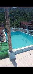 帕拉蒂Canto do mar的 ⁇ 旁的大型蓝色游泳池