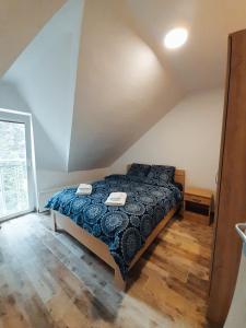 索科矿泉村Stevan Sremac的一间卧室配有一张带蓝色棉被的床