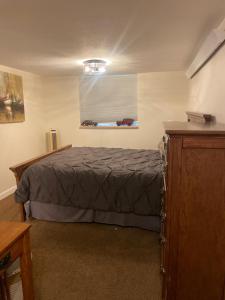 OwatonnaDel Boca Vista的一间卧室设有一张床和一个窗口