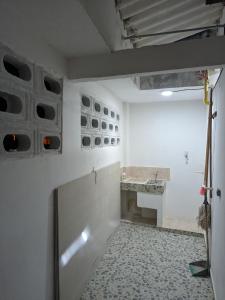 阿沃莱特斯Apartamento Confort的一间空房间,有白色的墙壁和水槽