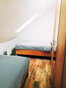 索科矿泉村Stevan Sremac的一间卧室设有两张床,铺有木地板