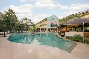 莱特鲁瓦西莱La Pagerie - Tropical Garden Hotel的酒店前方的大型游泳池