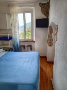 克里日亚Belvedere Affittacamere的一间卧室设有一张床和一个美景窗户。