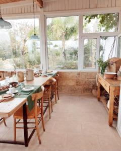 托雷圣乔万尼乌Villa Troisio的一间带桌椅和窗户的用餐室