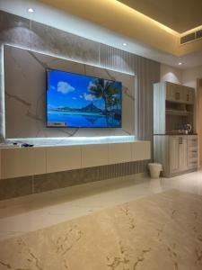 阿吉曼شقة فندقية ALzorah Ajman - الزوراء عجمان的客厅设有壁挂式平面电视。