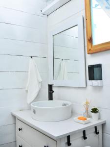 Ocumare de la CostaAqua Vista La Ciénaga的白色的浴室设有水槽和镜子