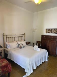 佩雷拉唐阿方索酒店的一间卧室配有一张床,上面有两条毛巾