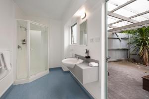 罗托鲁瓦芬顿科特汽车旅馆的白色的浴室设有水槽和淋浴。