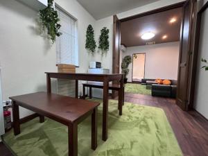 函馆Hakodate Natsumi - Vacation STAY 90771v的客厅配有桌子和沙发