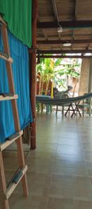 圣安特罗La casa mono cuco Hostel的客房设有桌椅和瓷砖地板。