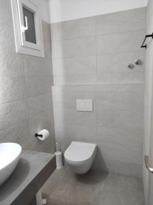 阿达玛斯Vythos的浴室配有白色卫生间和盥洗盆。