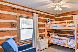 Silver PointFamily Home with Porch and Center Hill Lake Views!的一间卧室设有两张双层床和吊扇