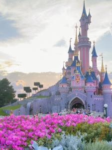 谢西The Green Terrace Disneyland的一座带粉红色花朵的沙丘城堡