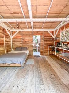 乌维塔Nomadic Surf Camp的一间卧室设有一张床和木墙