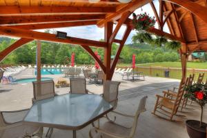赛维尔维尔Bears Valley Inn - Less than 15 Min to Attractions - Great Mtn Views - Private Pool Club - EZ Access Roads - Luv Dogs!的一个带桌椅的庭院和一个游泳池
