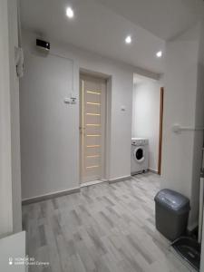 巴亚马雷Apartament in centrul istoric的一个空房间,有门和小装置