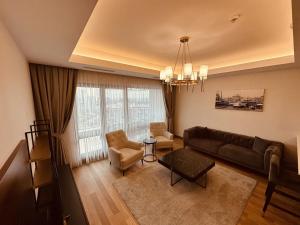 伊斯坦布尔Luxurious Residence in Istanbul的客厅配有沙发和桌子