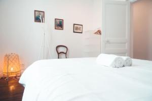 图尔Le Sauvignon, T2 de caractère avec jardin的白色卧室 - 带两张床和毛巾