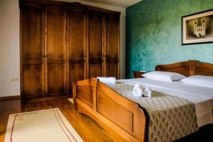 巴拉奥纳省圣克鲁斯Villa的一间卧室配有一张床,上面有两条毛巾