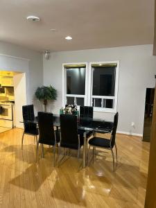 皮克灵Luxurious Private Room Close to Amenities 25 Min to Downtown Toronto P2b的一间用餐室,配有黑色的桌子和椅子