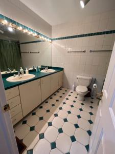 皮克灵Luxurious Private Room Close to Amenities 25 Min to Downtown Toronto P2b的浴室设有2个水槽、卫生间和镜子。