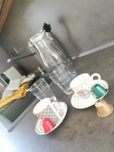 克拉托维Minidomeček Páteček的厨房柜台,有碗碟和杯子,还有榨汁机
