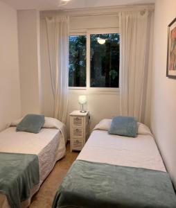 赫雷斯-德拉弗龙特拉Jerez, zona norte, Cadiz, España的带窗户的客房内的两张床