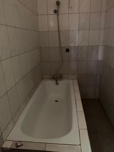 卢萨卡SUPERSTONE LODGE的瓷砖客房 - 带浴缸