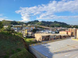 波帕扬Ubicación ideal en Popayán con Parqueadero Privado的享有拥有建筑和街道的城市美景