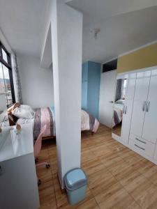 阿亚库乔Disha's Home Casa Hospedaje的一间设有两张床和镜子的房间