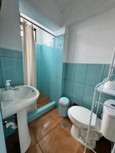 阿亚库乔Disha's Home Casa Hospedaje的蓝色的浴室设有水槽和卫生间