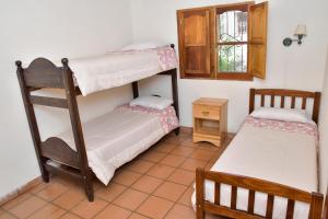 蒂尔卡拉Rincon de Sueños的客房设有两张双层床和一扇窗户。