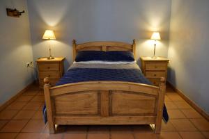 蒂尔卡拉Rincon de Sueños的一间卧室配有木床和2个床头柜