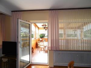 IssigauFamilienfreundliches Nichtraucher Haus mit Garten, in Waldnähe ruhig gelegen的客厅设有滑动玻璃门,可通往庭院