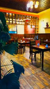 普诺Hostel Sillustani Inn Puno的一间在房间内配有桌椅的餐厅