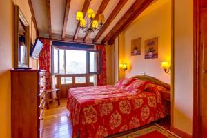 CahechoCasa Lamadrid的一间卧室设有红色的床和窗户。
