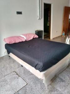 里奥夸尔托LA TRANQUERA DPTOs的一张位于带黑色床垫的房间内的床铺