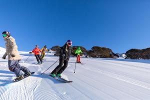 Charlotte PassLucy Lodge的一群滑雪者在雪中滑雪