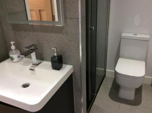 格拉辛顿Hardy Croft Hideaway的浴室配有白色水槽和卫生间。