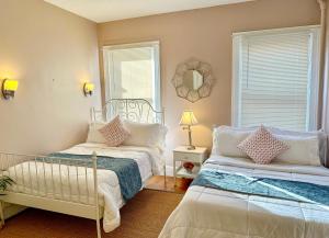 普罗维登斯1800sf home Walk to Brown｜RISD｜Pet friendly的一间卧室设有两张床,墙上设有一面镜子