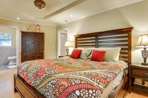 盖尔南维尔Bonne Chere的一间卧室配有一张带红色枕头的大床