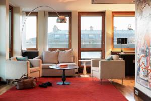 斯德哥尔摩斯堪迪克安格莱斯酒店的带沙发、椅子和窗户的客厅