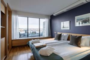 斯德哥尔摩斯堪迪克艾维克酒店的一间卧室设有两张床和大窗户