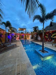 卡塔赫纳Coco Beach Hotel - Rooftop & Beach Club的中间的棕榈树度假村游泳池