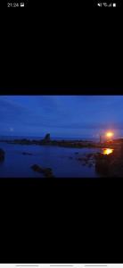圣克鲁什达什弗洛里什Casa vicente的日落和海洋的两幅照片