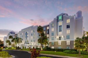 奥兰多Embassy Suites by Hilton Orlando Lake Buena Vista Resort的酒店前方的 ⁇ 染