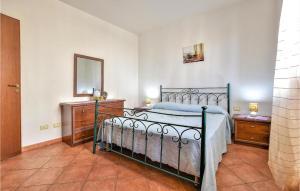 圣维托罗卡波Casa Antonella的一间卧室配有床、两个梳妆台和镜子